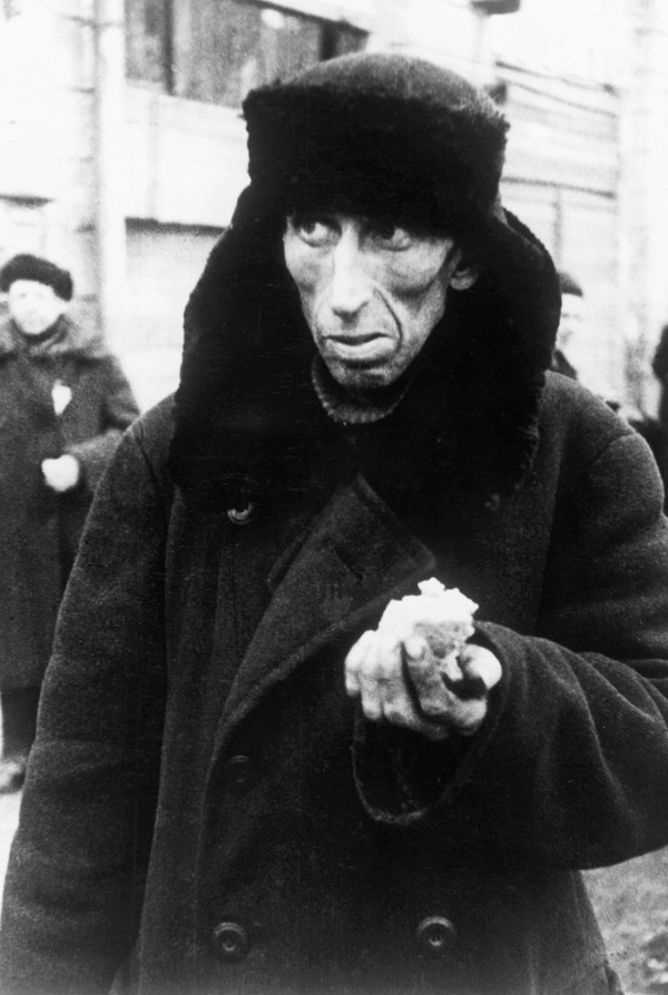 Um homem faminto com um pedaço de pão em Leningrado em 1941 Foto: Akg Images
