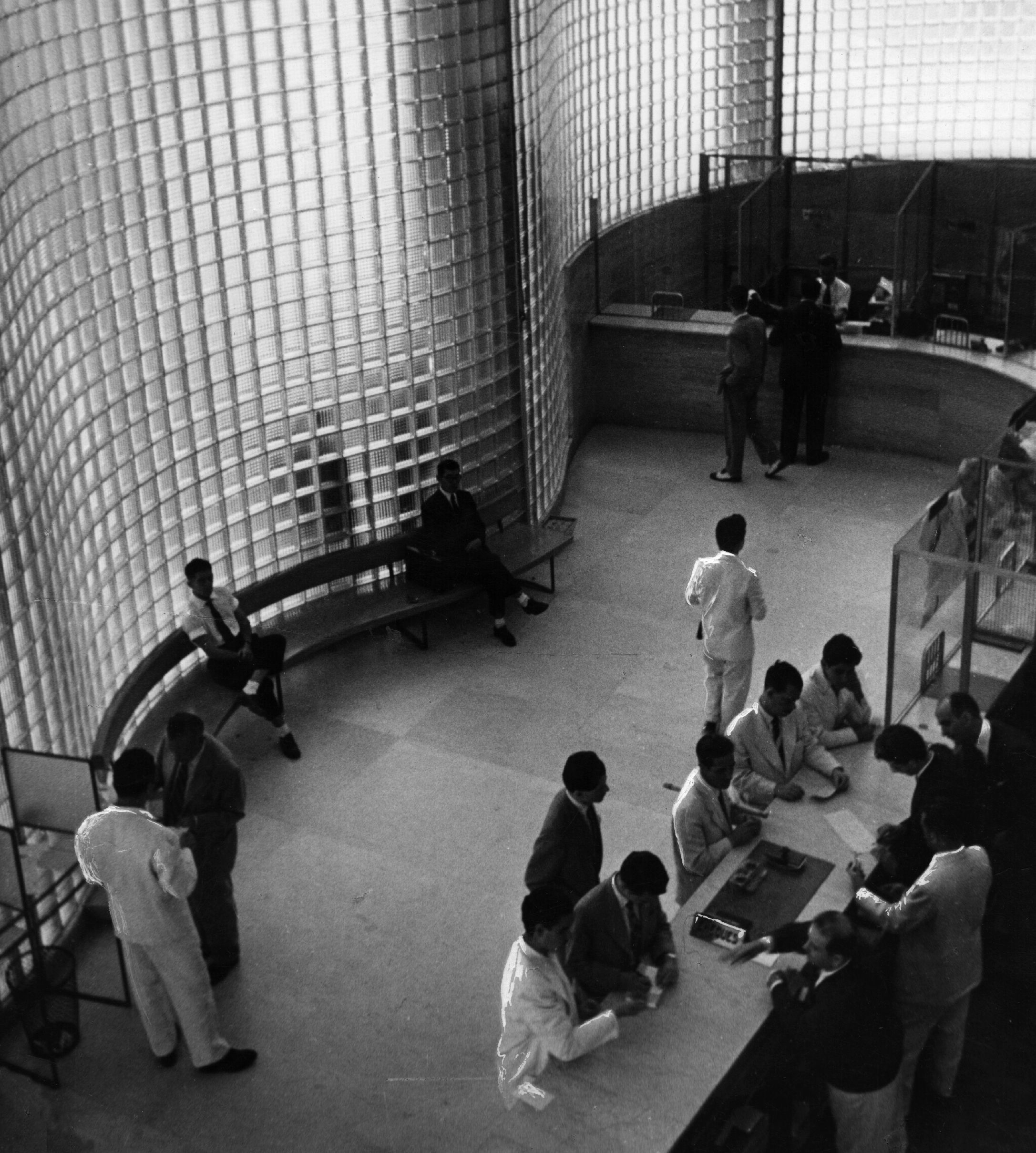 Paredes de vidro e interior do Banco Boavista, projeto de Oscar Niemeyer (Foto por Kurt Hutton/Getty Images)