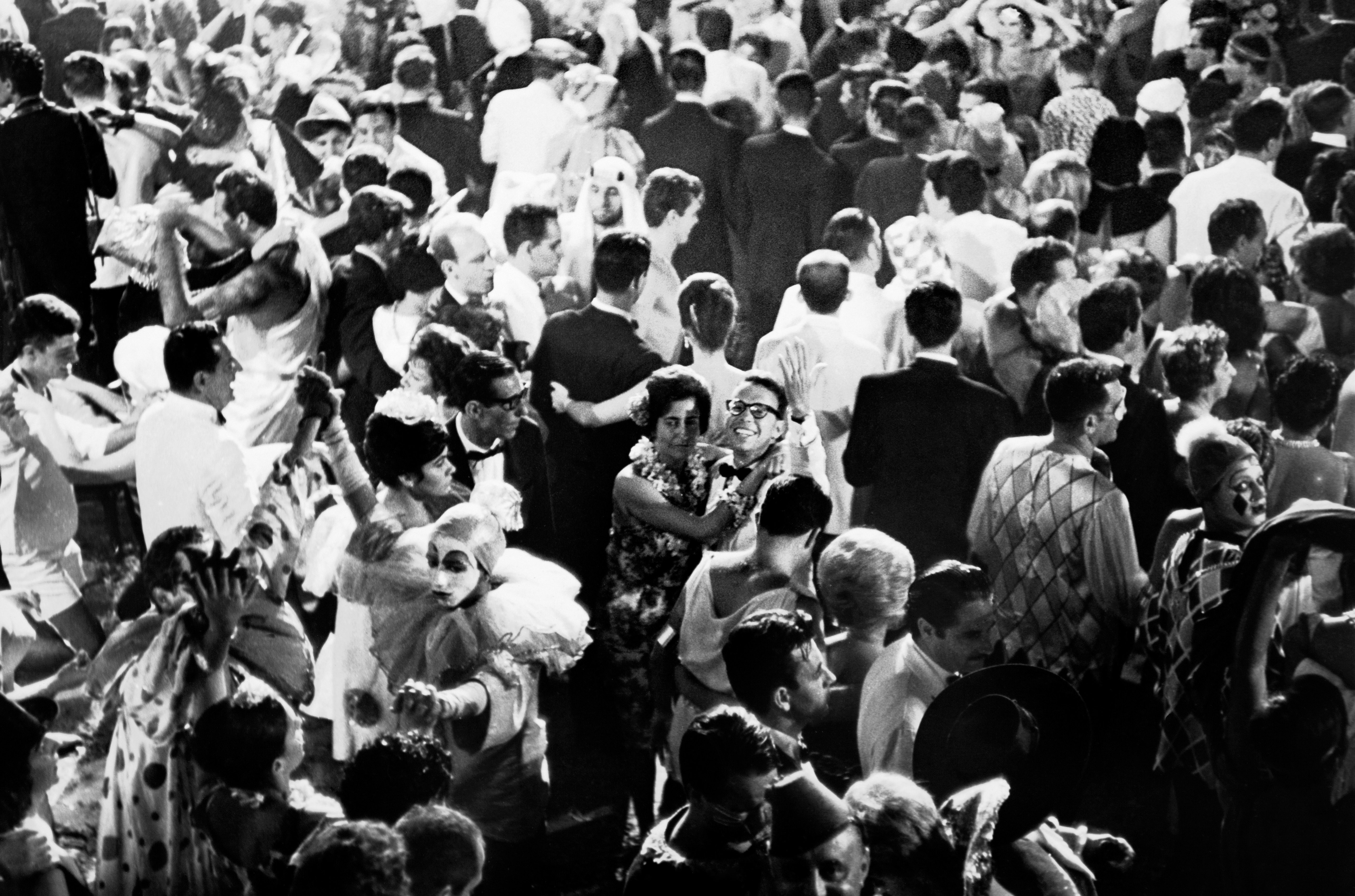 Data da foto: 1962 Wilson Figueiredo, jornalista, (centro) ao lado da mulher Lourdes no Carnaval de 1962, no baile do Copacabana Palace, fotografia do livro "E a Vida Continua", da Editora Ouro sobre Azul.