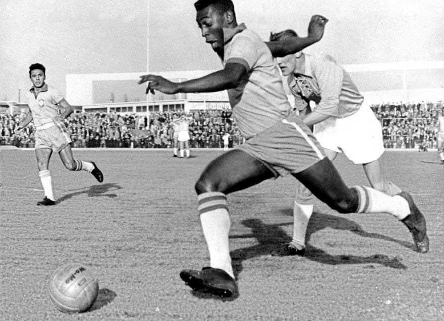 (FILES) - Picture dated 08 May 1960 shows Brazilian soccer star Edson Arantes do Nascimento, better known as Pele, during a match Brazil vs Sweden. The national olympic committees named Pele (soccer), Muhammad Ali (boxing), Carl Lewis (athletics), Michael Jordan (basketball) and Mark Spitz (swimming) the five sportsmen of the century it was reported in a Intertional Olympic Committee statement 17 December 1999. OPSE_HISTORIA DE LOS MUNDIALES_PELE 2002JUL31_AFD