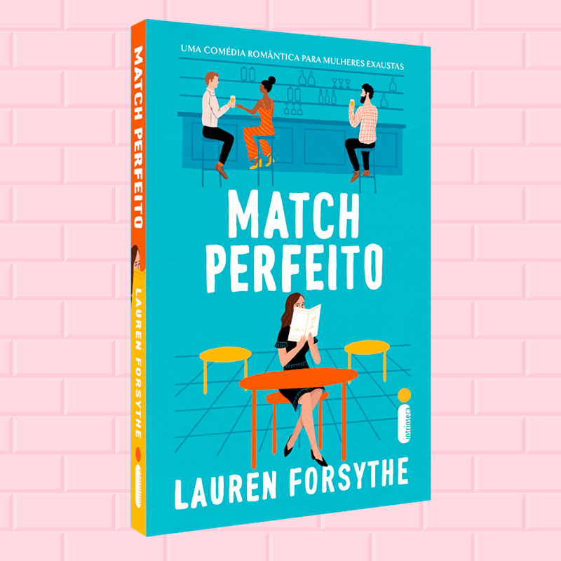 3d do livro Match Perfeito, com a ilustração de pessoas sentadas em um bar e uma mulher em uma mesa ao centro segurando um livro na altura dos olhos. O fundo da capa do livro é azul e a lombada em tons de laranja e amarelo. 